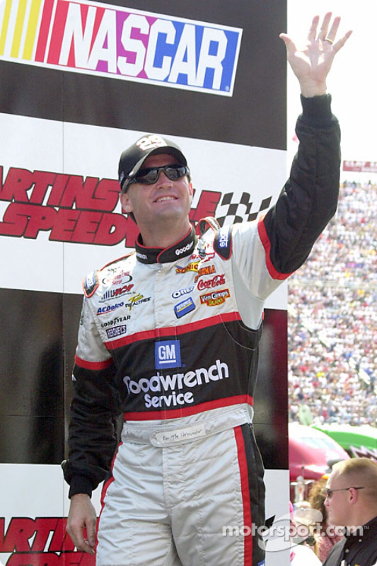 Kenny Wallace toma el lugar de un reemplazado Kevin Harvick