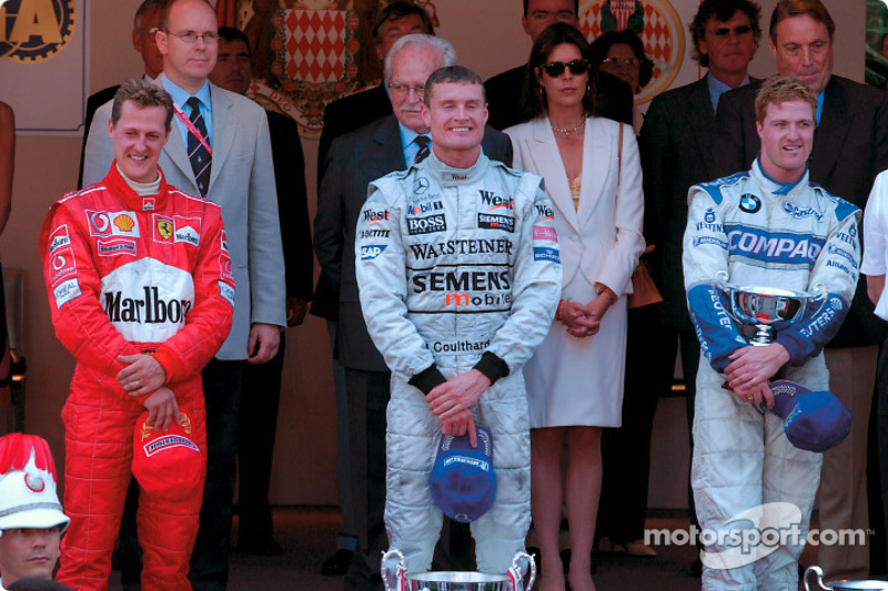 El podio: el ganador de la carrera, David Coulthard con Michael Schumacher y Ralf Schumacher