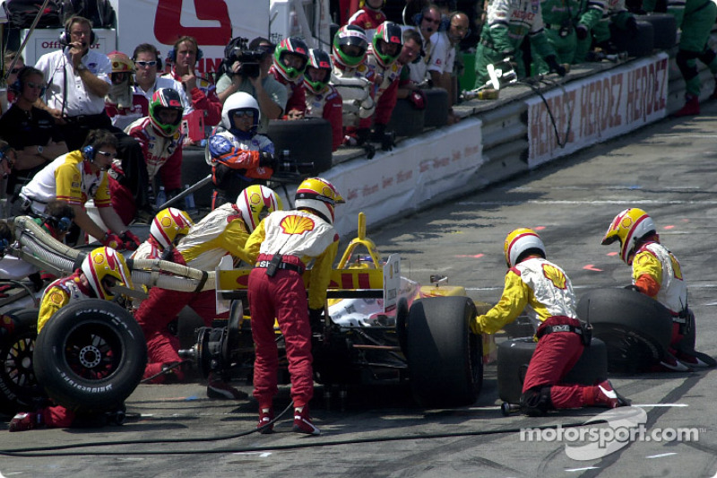 Arrêt au stand pour Jimmy Vasser