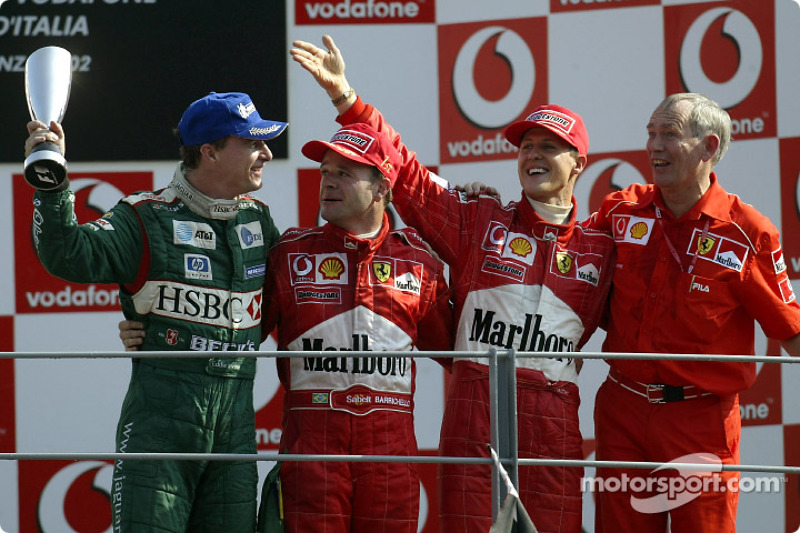 El podio: el ganador de la carrera, Rubens Barrichello con Michael Schumacher y Eddie Irvine