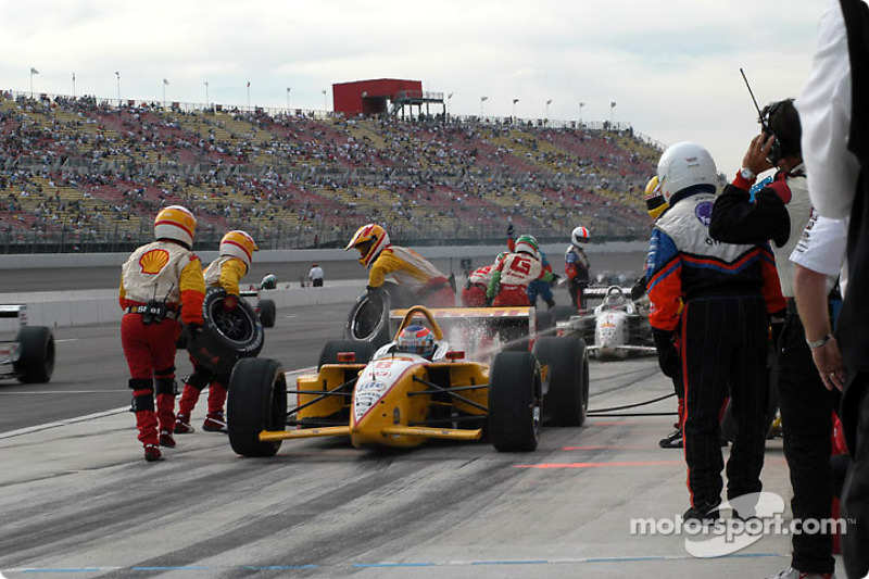 Arrêt au stand pour Jimmy Vasser