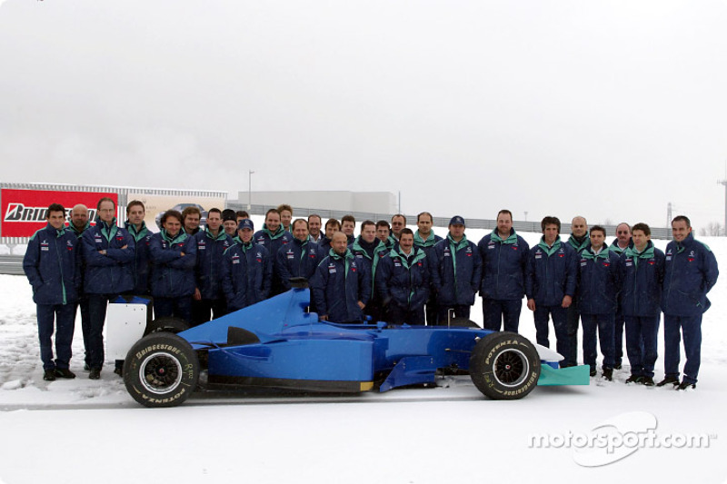 Snow postpones Sauber Petronas C22 rollout: Nick Heidfeld and the whole team