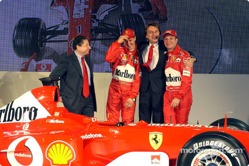 Luca di Montezemelo, Jean Todt, Michael Schumacher y Rubens Barrichello con el nuevo Ferrari F2003-GA
