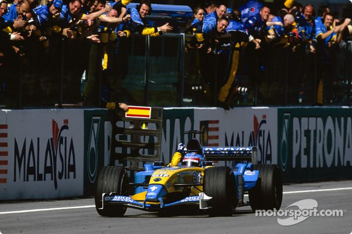 Fernando Alonso recibe la bandera a cuadros en el tercer puesto