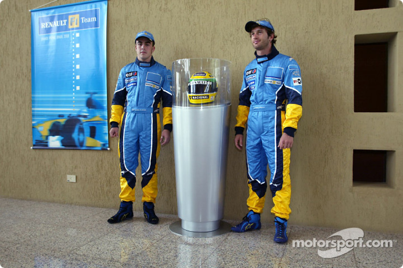 Visita a la fábrica Renault Ayrton Senna en Curitiba: Fernando Alonso y Jarno Trulli con el casco de Ayrton Senna