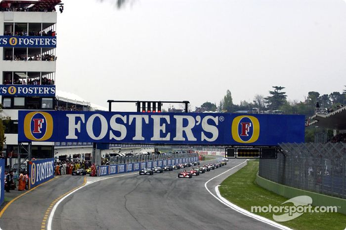 Parrilla de salida: Michael Schumacher, Ferrari y Ralf Schumacher, Williams, esperan el inicio de la competencia. 