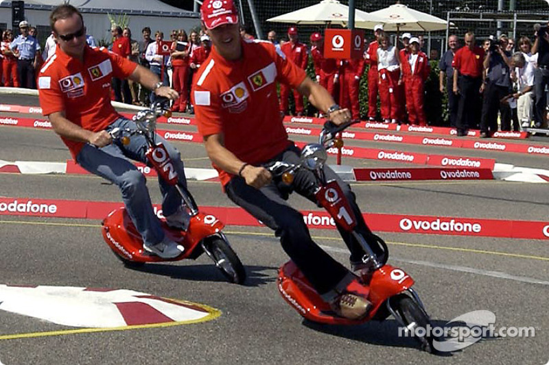 Vodafone scooter copa: Michael Schumacher y Rubens Barrichello