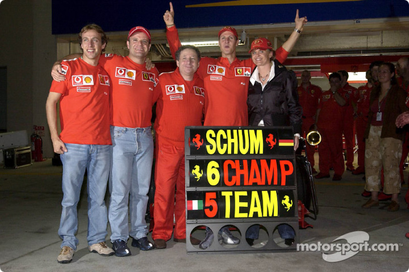 Michael Schumacher ve Rubens Barrichello celebrate ve Luca Badoer, Jean Todt ve Corinna Schumacher
