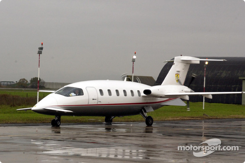 Michael Schumacher llega al aeropuerto de Baccarini en un Piaggio P180