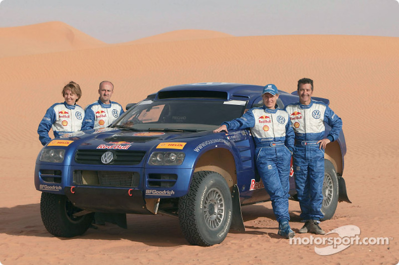 Volkswagen Motorsport team for the Dakar 2004: Jutta Kleinschmidt and Fabrizia Pons, Bruno Saby and 