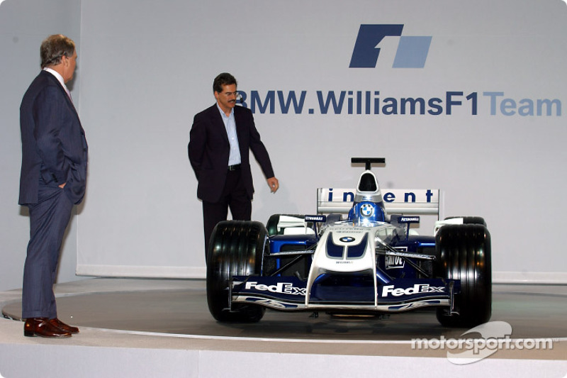 Технічний директор Williams Патрік Хед і голова BMW Motorsport Маріо Тайссен з новим Williams FW26 BMW