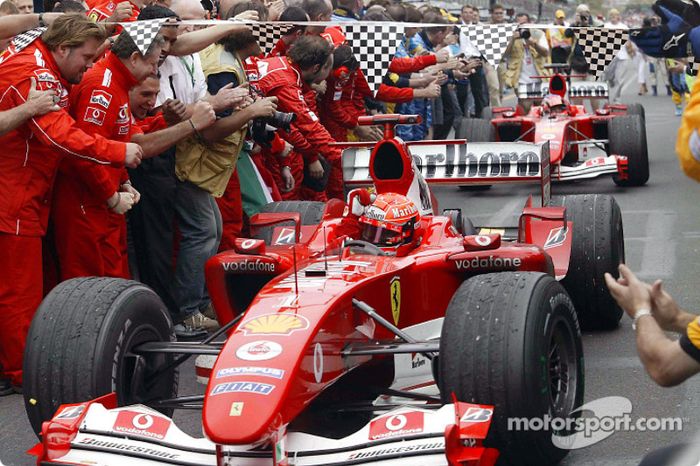 El ganador de la carrera Michael Schumacher