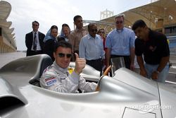 Jean Alesi con Juan Manuel Fangio de Mercedes-Benz W196 Streamliner