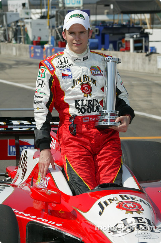 Dan Wheldon remporte le trophée MBNA Pole Award pour l'Indy Japan 300