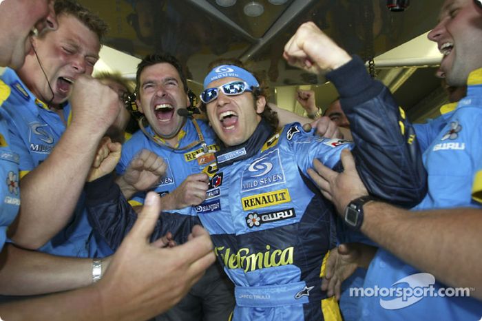 Jarno Trulli celebra su pole position