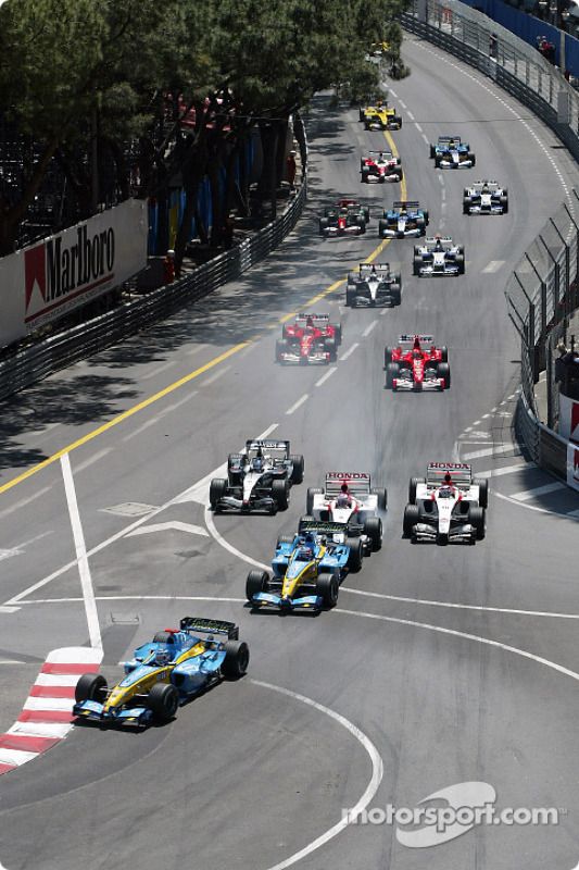 Inicio: Jarno Trulli toma la delantera por delante de Fernando Alonso