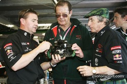 Jackie Stewart effectue avec Roger Moore une visite guidée du garage Jaguar