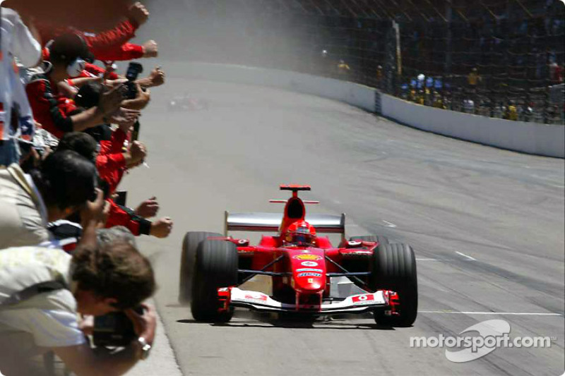 El ganador de la carrera Michael Schumacher