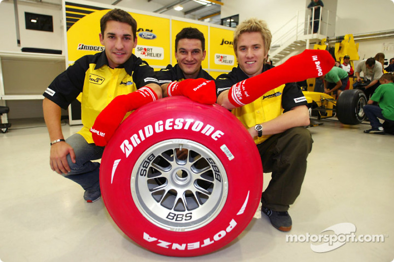 Timo Glock, Giorgio Pantano et Nick Heidfeld changent un pneu Bridgestone rouge et portent une chaussette rouge en aide à Sport Relief
