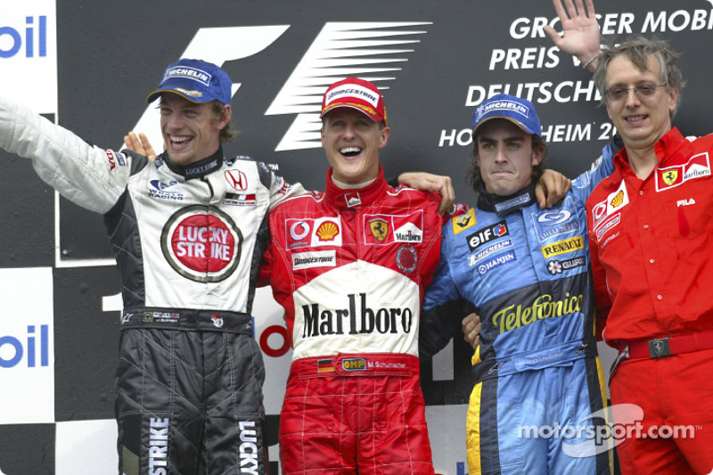Podio: ganador de la carrera Michael Schumacher, el segundo lugar Jenson Button y el tercer lugar Fernando Alonso y Paolo Martinelli