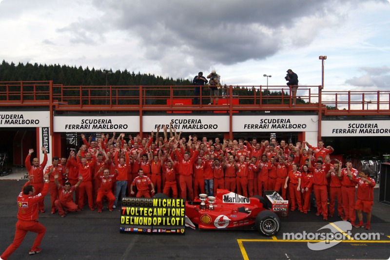 Michael Schumacher celebra 7 º Campeonato del mundo con los miembros del equipo Ferrari