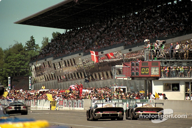 #25 Porsche AG Porsche 911 GT1: Ханс Штук, Тьєррі Бутсен, Боб Воллек, #26 Porsche AG Porsche 911 GT1: Карл Вендлінгер, Яннік Далмас, Скотт Гудйер на фініші