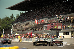 Zieldurchfahrt: #25 Porsche AG, Porsche 911 GT1: Hans Stuck, Thierry Boutsen, Bob Wollek; #26 Porsche AG, Porsche 911 GT1: Karl Wendlinger, Yannick Dalmas, Scott Goodyear