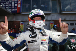 Andy Priaulx, BMW Team RBM, BMW 320si celebra su triunfo