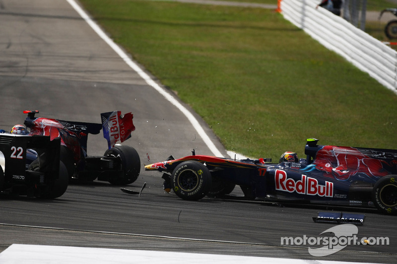 Зіткнення пілотів Toro Rosso Хайме Альгерсуарі та Себастьяна Буемі