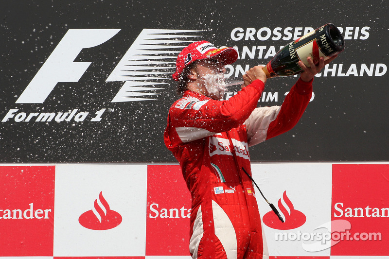 Подіум: переможець гонки Фернандо Алонсо, Ferrari