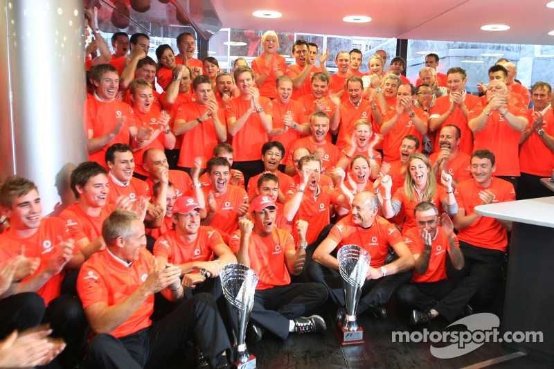 McLaren Mercedes team viert