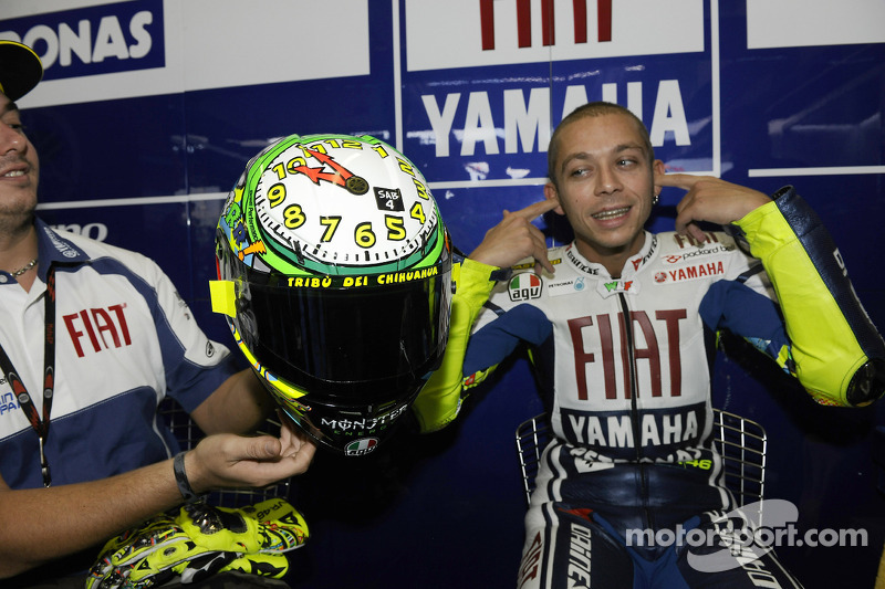 Valentino Rossi, Fiat Yamaha Team muestra su casco especial