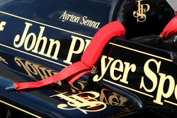 Bruno Senna, Hispania Racing F1 Team rijdt de 1986 Lotus Renault Turbo van Ayrton Senna