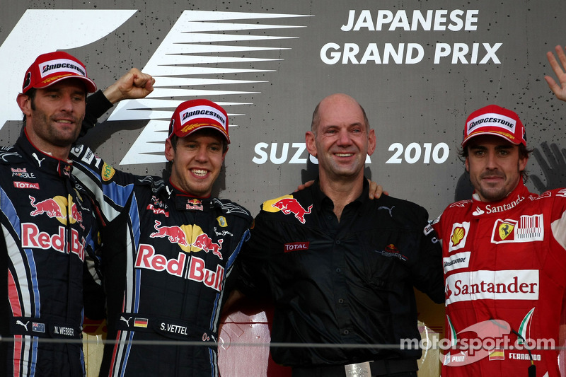 Podium : le vainqueur Sebastian Vettel, Red Bull Racing, le deuxième Mark Webber, le troisième Fernando Alonso, Scuderia Ferrari avec le directeur technique de Red Bull Racing Adrian Newey