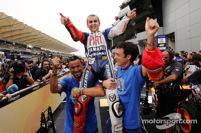 Campeón de MotoGP 2010 Jorge Lorenzo, celebra el Fiat Yamaha Team