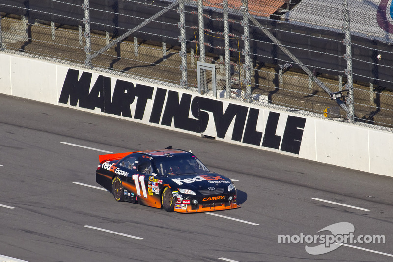 Le vainqueur Denny Hamlin, Joe Gibbs Racing Toyota