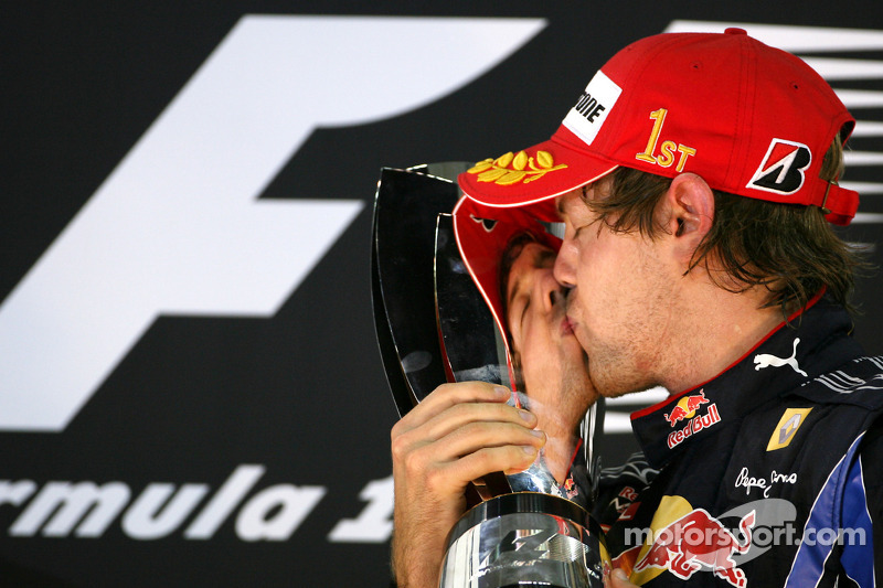 Podium: race winnaar en 2010 Formule 1 wereldkampioen Sebastian Vettel, Red Bull Racing