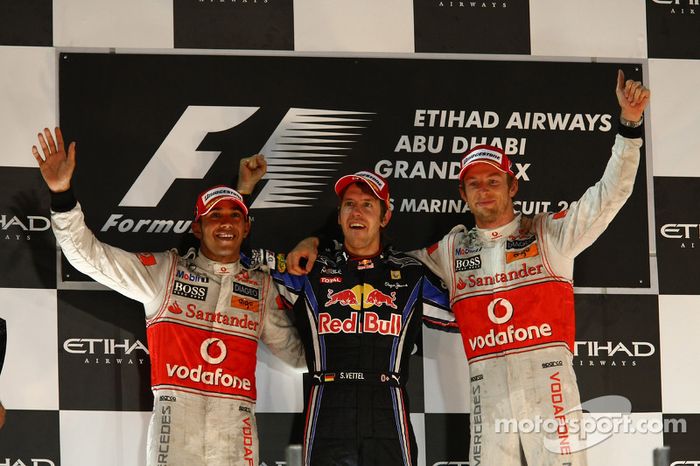 Ganador de la carrera y campeón de la F1 2010 Sebastian Vettel, Red Bull Racing , segundo lugar Lewis Hamilton, McLaren Mercedes y tercer lugarJenson Button, McLaren Mercedes