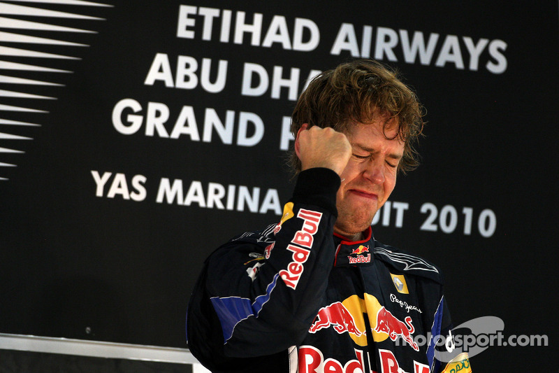 Podio: ganador de la carrera y Campeón de mundial de Fórmula Uno 2010 Sebastian Vettel, Red Bull Racing celebra