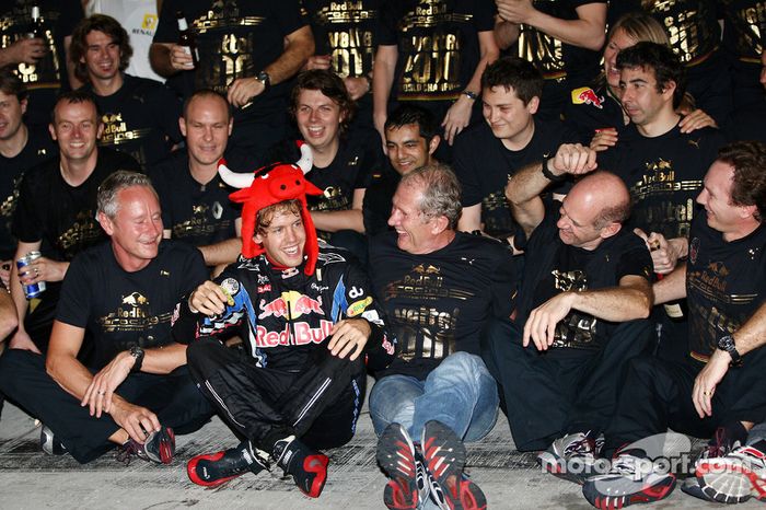 Los campeones de ese año, Vettel en pilotos y Red Bull en equipos
