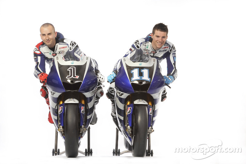 Jorge Lorenzo und Ben Spies mit der 2011er Yamaha YZR-M1