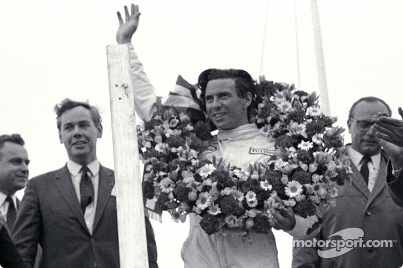 Podio: el ganador de la carrera Jim Clark con Keith Duckworth a su derecha