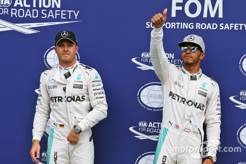 Il poleman Nico Rosberg, Mercedes AMG F1 nel parco chiuso con il compagno di squadra Lewis Hamilton, Mercedes AMG F1