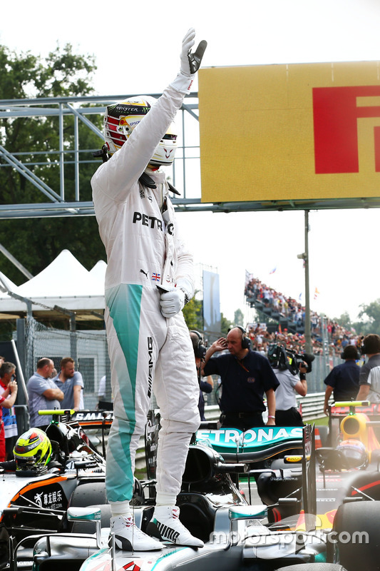 Lewis Hamilton, Mercedes AMG F1 W07 Hybrid celebra su pole position en parc ferme
