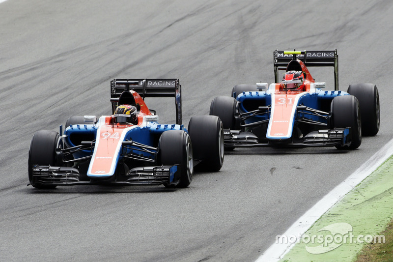 Pascal Wehrlein, Manor Racing MRT05 mène devant son coéquipier Esteban Ocon, Manor Racing MRT05