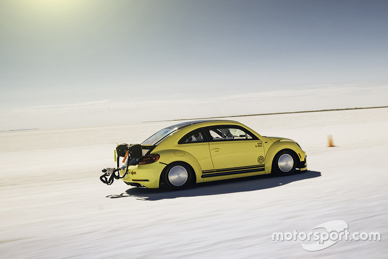 Preston Lerner hace un intento de romper el récord de velocidad de tierra en el VW Beetle LSR en Bonneville