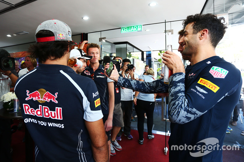 Jenson Button, McLaren celebra sus 300 GP con Daniel Ricciardo, Red Bull Racing; Marcus Ericsson, Sauber F1 Team; Daniil Kvyat, Scuderia Toro Rosso; Sergio Perez, Sahara Force India F1; y Carlos Sainz Jr., Scuderia Toro Rosso