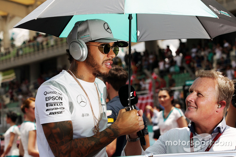 Льюіс Хемілтон, Mercedes AMG F1 і ведучий Sky Sports F1 Джонні Херберт на параді пілотів