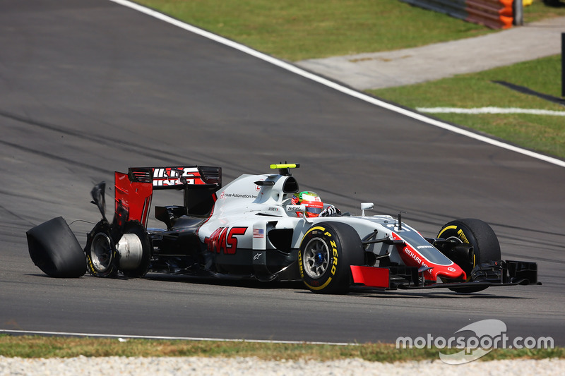 Esteban Gutiérrez, Haas F1 Team VF-16 con una llanta ponchada