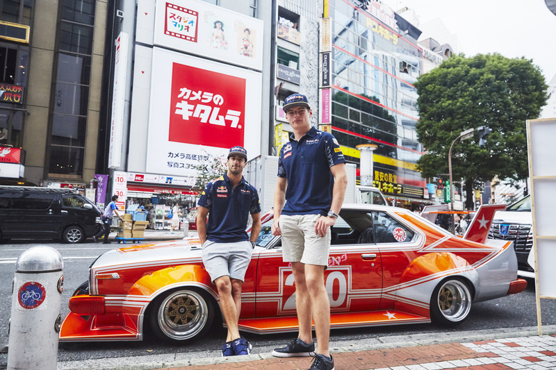 Daniel Ricciardo y Max Verstappen, Red Bull Racing conducen alrededor de Tokio en un coche de Bosozuko